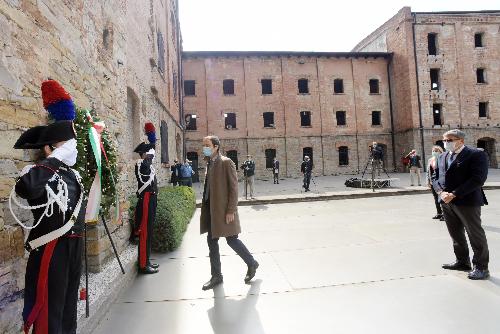 Il governatore del Friuli Venezia Giulia Massimiliano Fedriga alla cerimonia del 25 aprile nella Risiera di San Sabba a Trieste